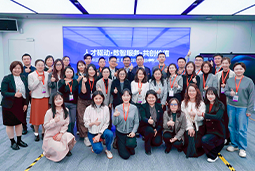 走进标杆现场，共探AI转型——PA真人视讯国际携手企业高管参访埃森哲智能运营中心